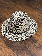 Load image into Gallery viewer, Wool Leopard with Accent Buckle