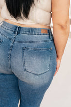 Load image into Gallery viewer, Judy Blue High Rise Cool Denim Pull On Capri Jeans: 15/32
