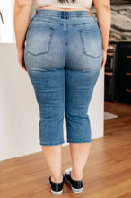 Load image into Gallery viewer, Judy Blue High Rise Cool Denim Pull On Capri Jeans: 3/26

