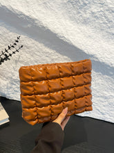 Load image into Gallery viewer, Quilted Plaid Clutch with Zipper
