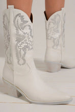 Load image into Gallery viewer, Beast Fashion Rhinestone Detail Point Toe Boots
