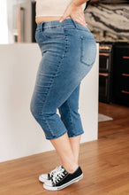Load image into Gallery viewer, Judy Blue High Rise Cool Denim Pull On Capri Jeans: 15/32
